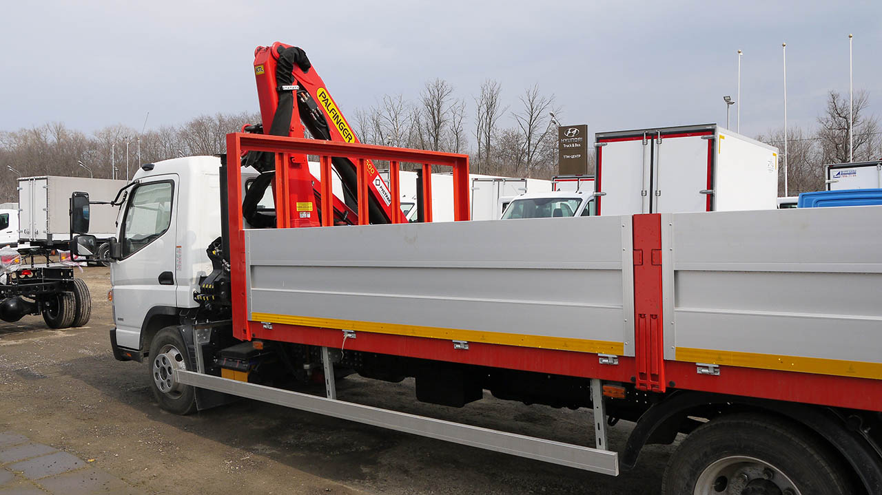 Фусо Кантер ТФ с краном-манипулятором, автомобиль бортовой, вид слева