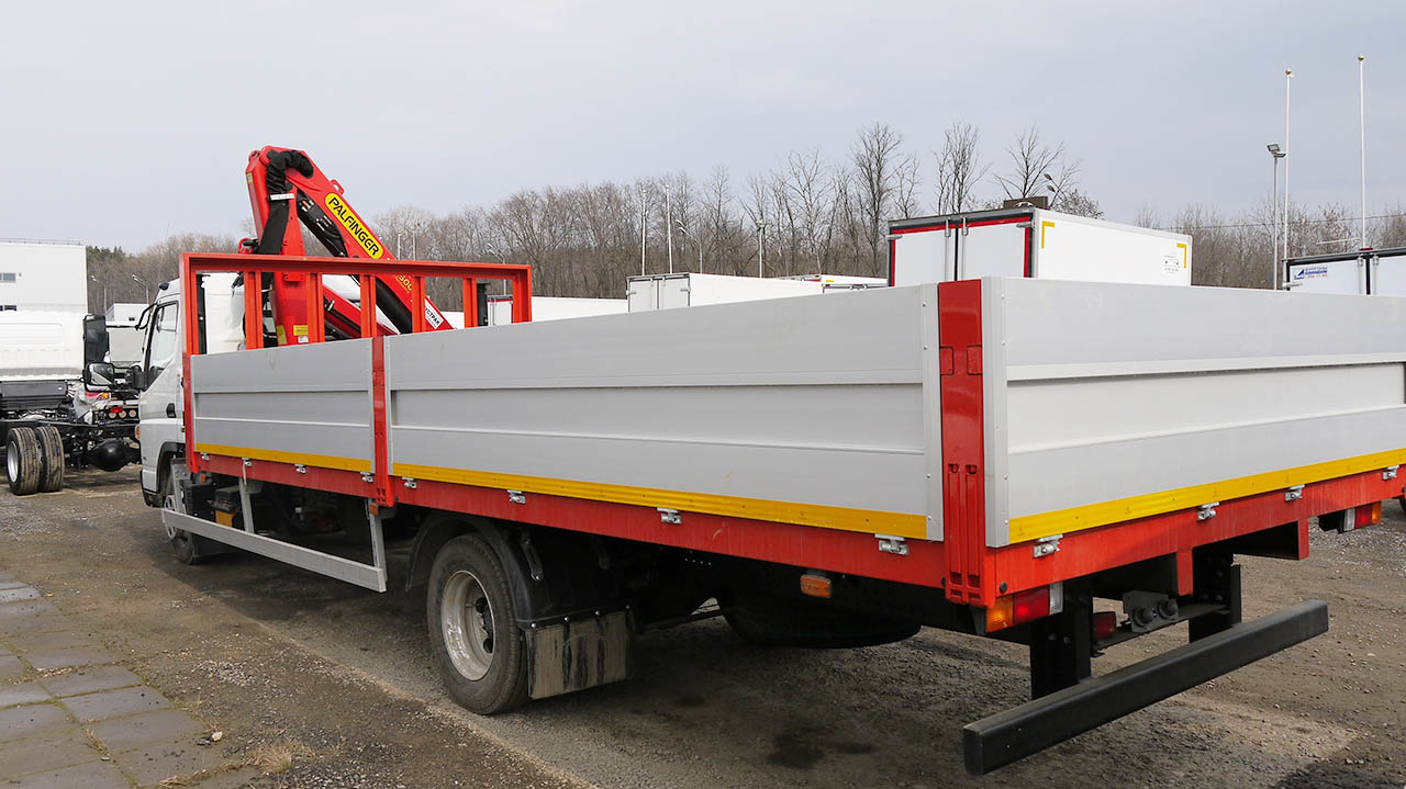 Фусо Кантер ТФ с краном-манипулятором, вид сзади и слева