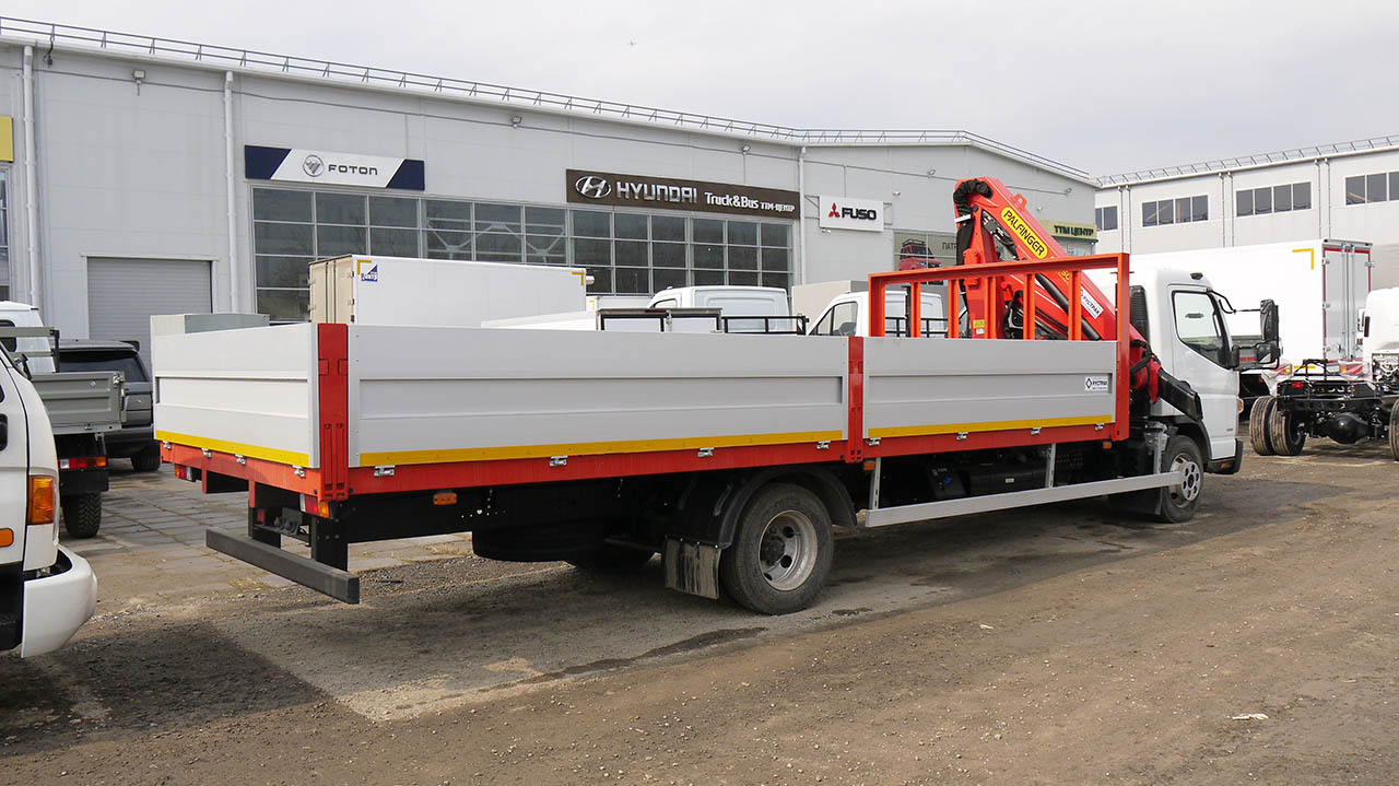 Fuso Canter TF с краном-манипулятором, вид сзади и справа