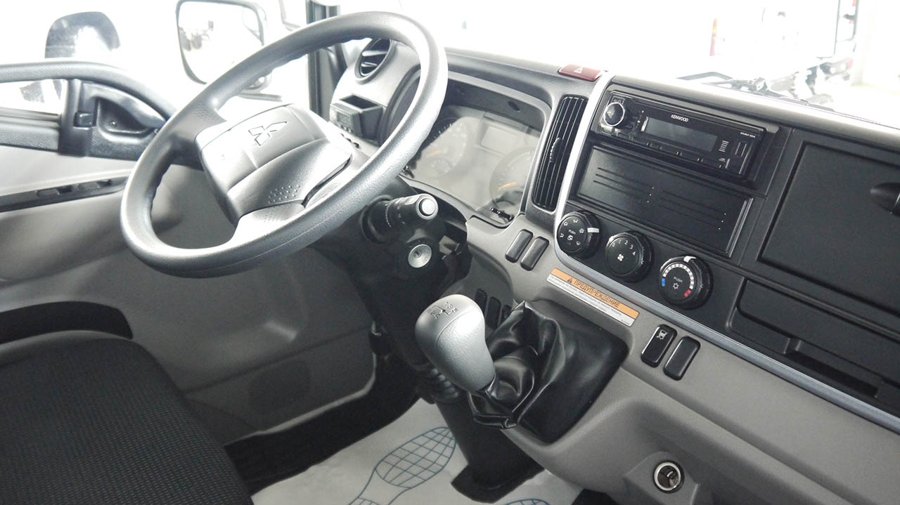 Fuso Canter TF Фургон с рефрижератором Элинж, органы управления грузовика