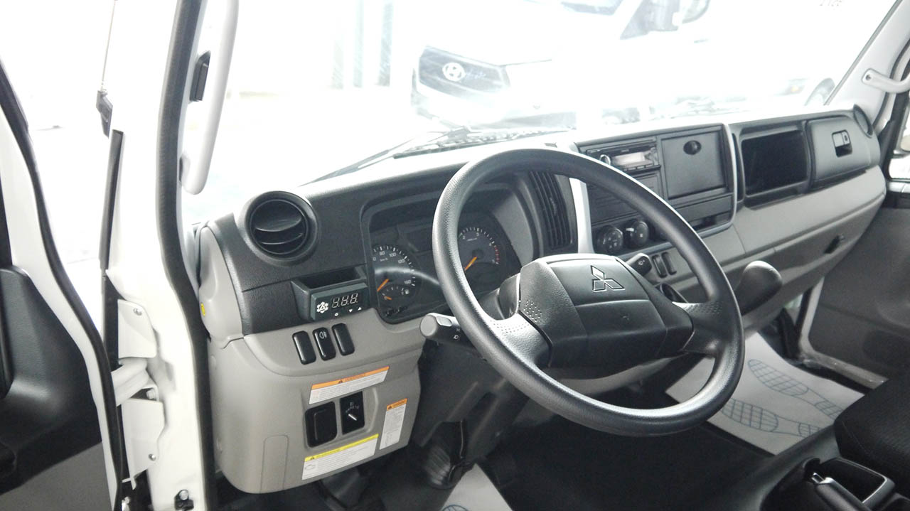 Фусо Кантер ТФ с рефрижератором Элинж, Сидение водителя, руль