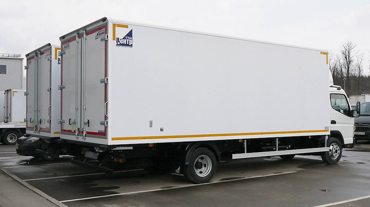 Митсубиси Фусо ТФ с H-THERMO вид сзади и справа